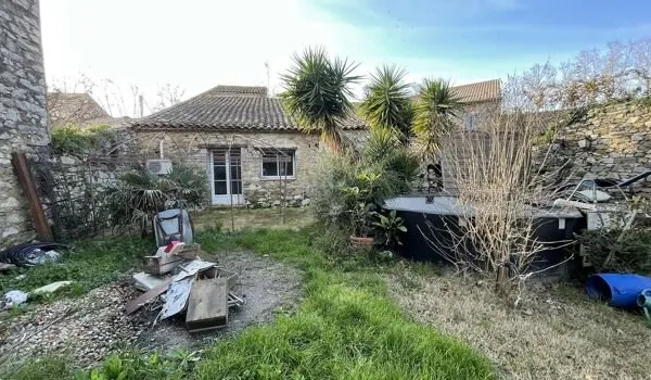 Studio 8 pièces 330 m²