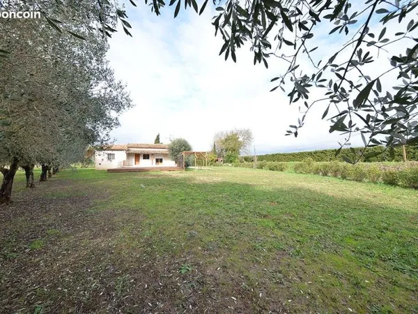 Maison de plain-pied sur terrain 2580m2