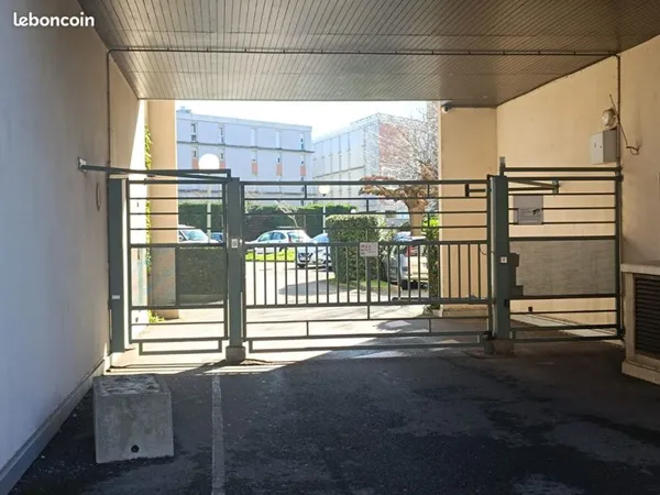 Place de parking - proche Arènes / Croix de Pierre