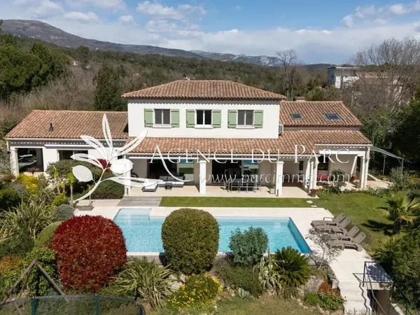 Propriété familiale- Jardin paysager 2200m²- Piscine- Calme absolu - Centre village à pied