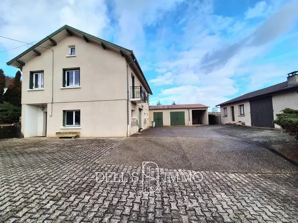 Maison avec nombreuses dépendances et grand terrain