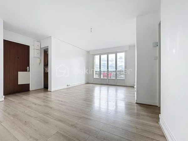 Appartement lumineux en 4 pièces avec 3 chambres 2 extérieurs / Parking et Cave privés