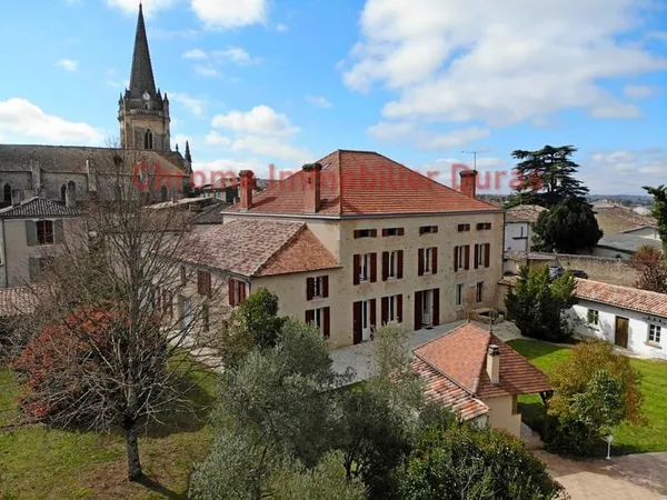 Bâtiment en pierre exceptionnel au coeur du village