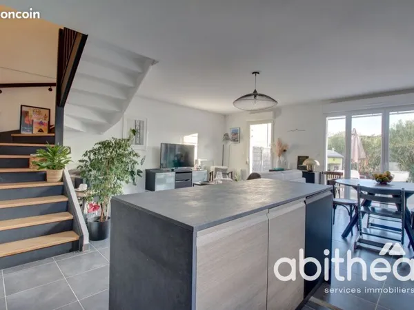 Villa T5 - 104 m2 - 4 chambres - Terrasses - Garage - Parking - Résidence avec piscine