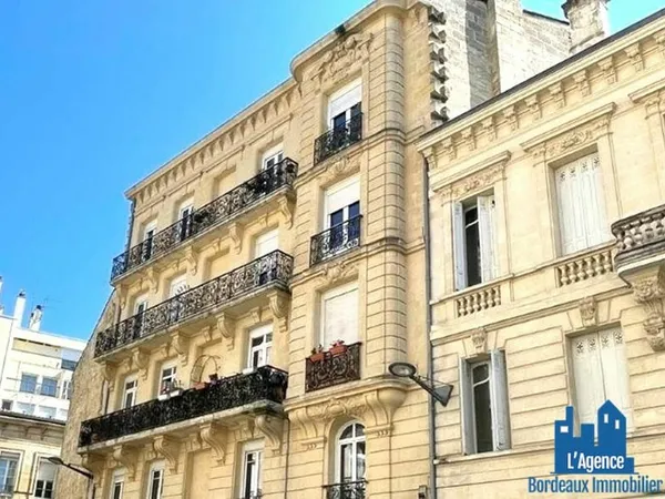 BORDEAUX CENTRE- COURS PASTEUR - APPARTEMENT T5 DE 140 M² A RENOVER ENTIEREMENT AVEC BALCON.