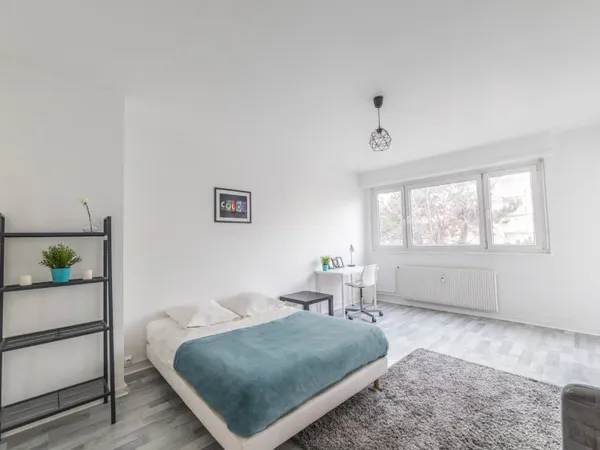 Chambre spacieuse et lumineuse