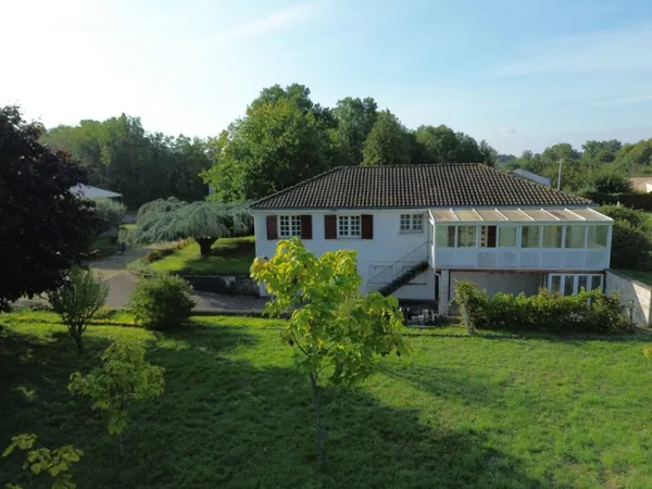 ENSEMBLE MAISON ET BATIMENT LOUÉ SUR UN GRAND TERRAIN
