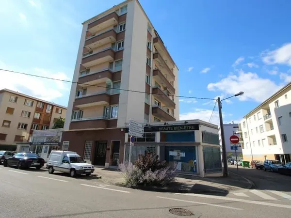 FONTAINE SECTEUR MAIRIE BEAU LOCAL 60 M2 GRANDES VITRINES TRAM A 20 MLOYER 650 € MENSUELS + 40 € ...