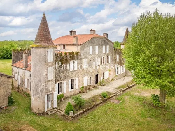 À 1 h 30 de Bordeaux et 5 min de l'une des plus belles bastides du Sud-Ouest, un château du 17e s.,