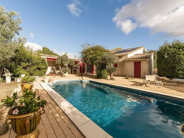 AUTHENTIQUE DOMAINE VITICOLE AVEC DÉPENDANCES ET PISCINE - BADE