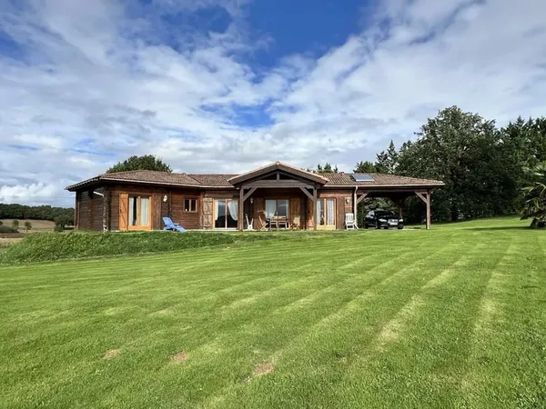 Maison en bois de plain-pied d'environ 104m2 habitable avec garage sur un terrain de plus de 3 000m2