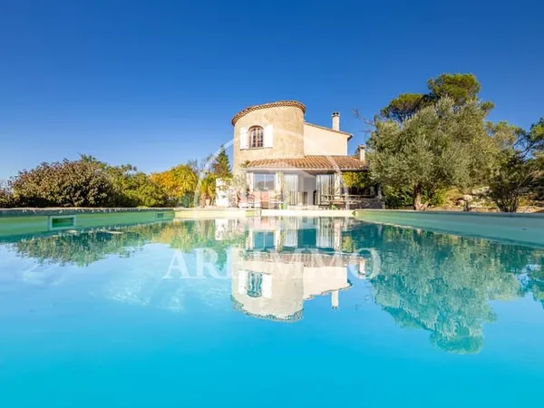 Maison d'exception de type 11 de 228m2 habitable sur une par