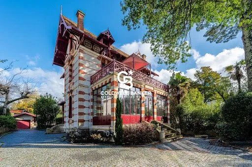 Maison 10 pièces 370 m²