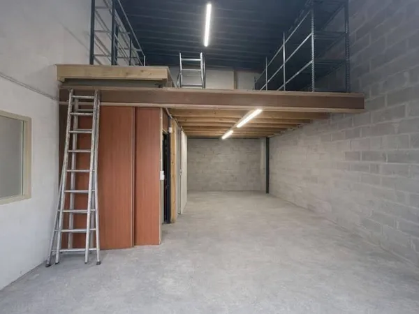 Local d'activité 162 m²