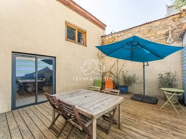 Grand appartement style loft en duplex avec patio privatif