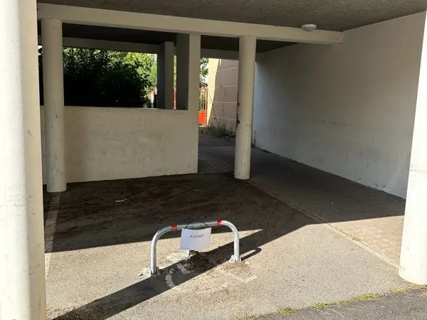 Parking abrité et adapté PMR