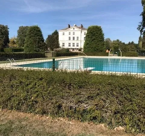 APPARTEMENT DE PLAIN PIED. DANS UN DOMAINE PRIVE.