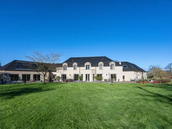 Une propriété contemporaine avec piscine intérieure