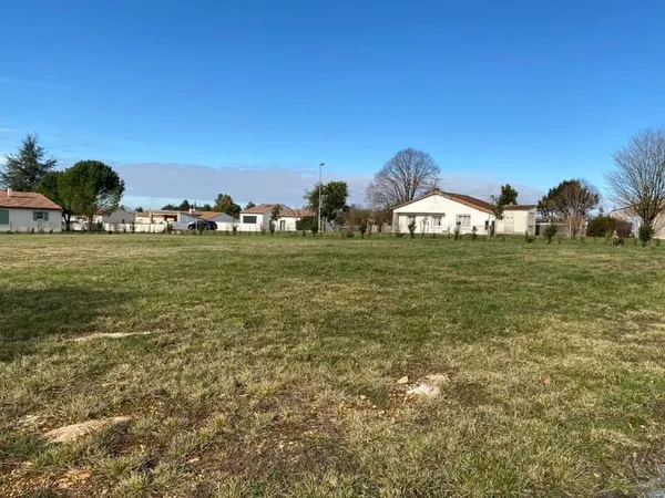 Terrain à bâtir à Saint-Vaize (17100)