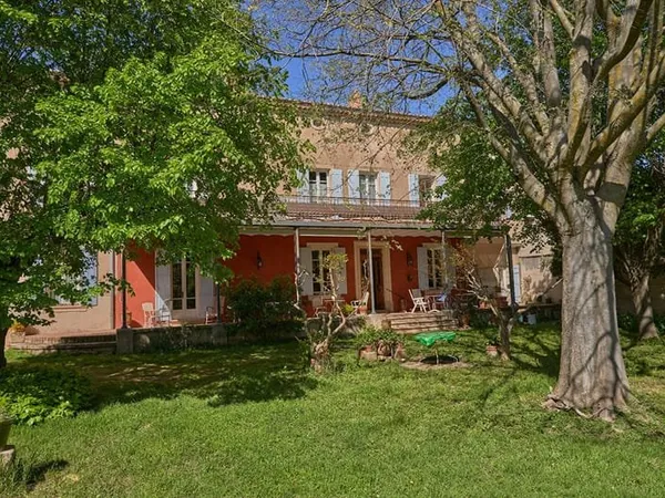 Maison de Maître de 250m² sur 2 252m² de jardin avec piscine et 100m² de dépendances - Chusclan