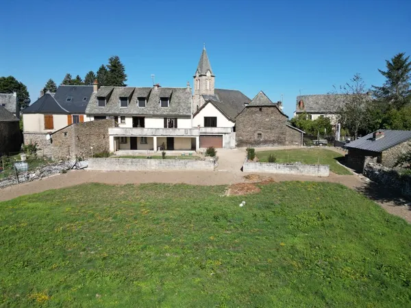 Ensemble immobilier à mi-chemin entre Espalion et Laguiole