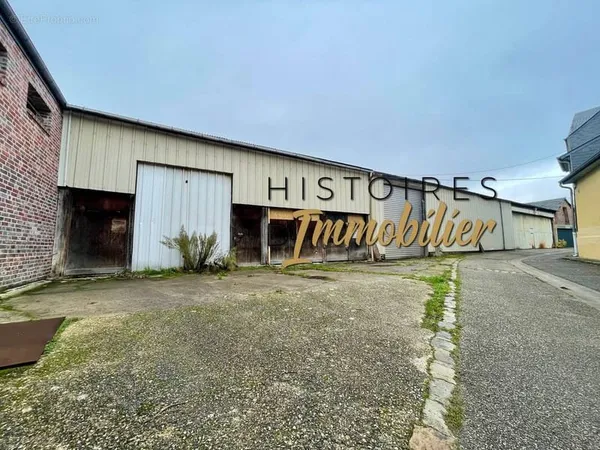 À vendre - neufchâtel-en-bray intramuros (76) entrepôt / local d'activités de 700 m2