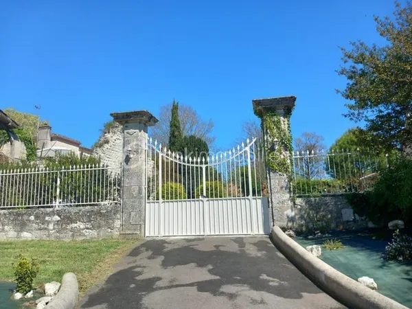PROPRIETE DE VILLAGE EN PIERRE-3 CHAMBRES-MEZZANINE-JARDIN-CLOITRE