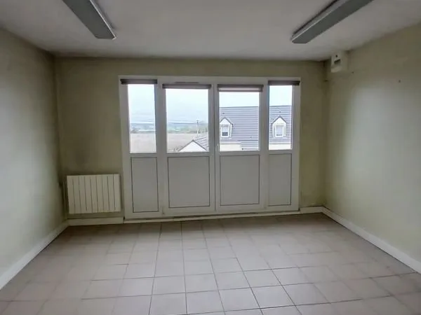 Local 521 m² Le Mesnil-Saint-Denis