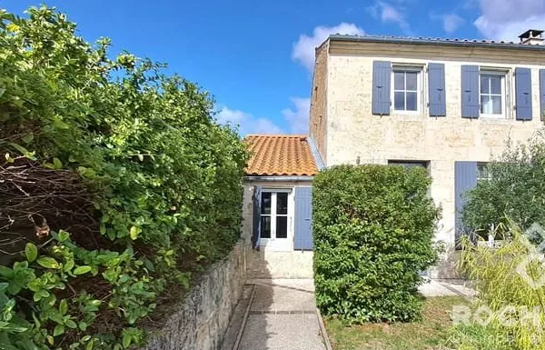 MAISON CHARENTAISE RENOVEE T4 DE 118M2 AVEC BELLES DEPENDANCES