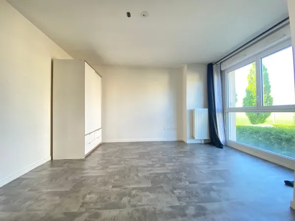 EXCLUSIVITE - Studio avec parking privatif extérieur et terrasse.