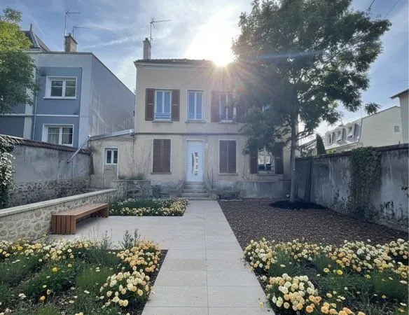 Studio meublé rénové Noisy le sec jardin privatif