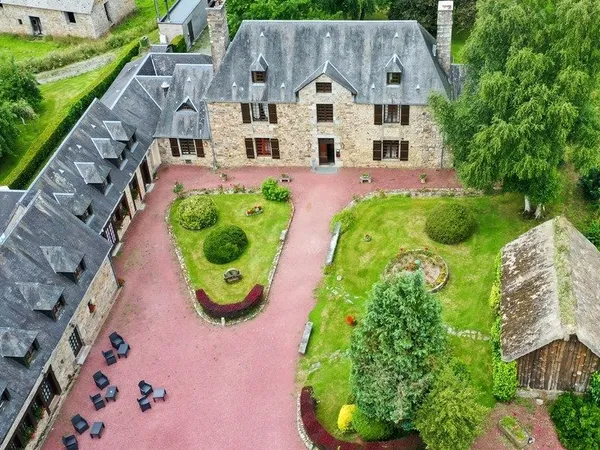 Propriété d'exception en Normandie - Manoir rénové avec dépendances et chapelle