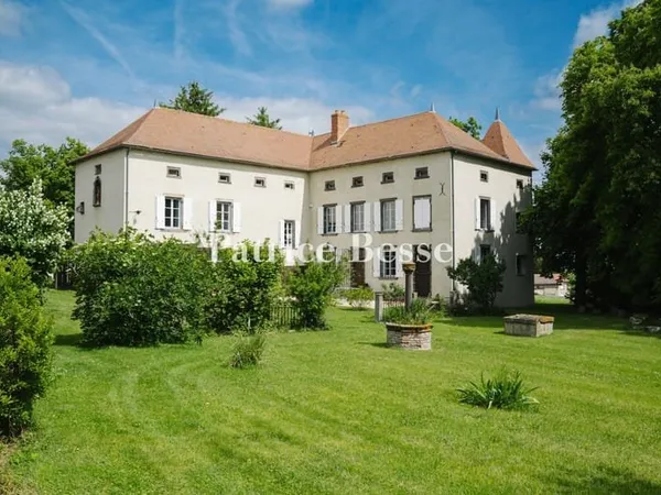 Dans le nord du département du Puy-de-Dôme, un château établi au centre d'un terrain de 5 ha.