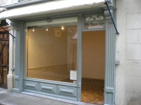 SOMMIERES Centre Piéton - Local Commercial avec vitrine dans rue commerçante