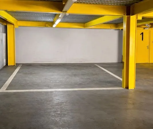 Bordeaux centre - place de parking sécurisée avec ascenseur voiture