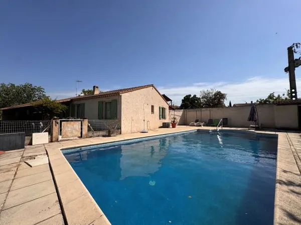MAISON T5 AVEC PISCINE ET GARAGE A VENDRE SUR PEYROLLES