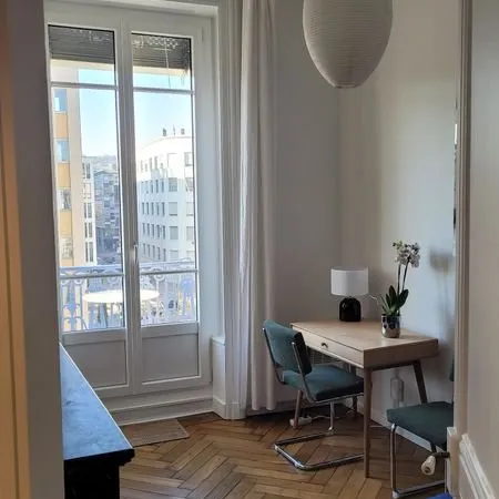 T2 meublé clé en main avec balcon - Lyon 7e - BAIL CIVIL