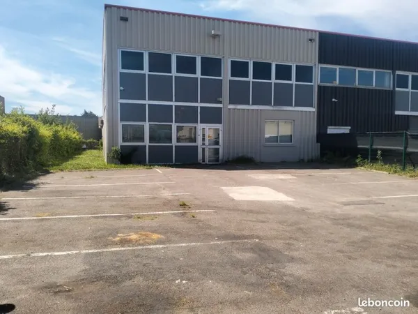 Entrepôt/bureaux 750 m2