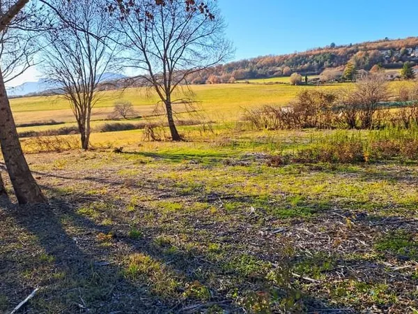 Terrain 748 m²