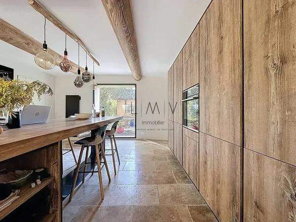Propriété de caractère rénovée avec gîte indépendant, piscine et terrain de 3 278 m²
