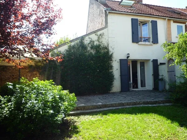 MAISON DE VILLE avec JARDIN et ATELIER