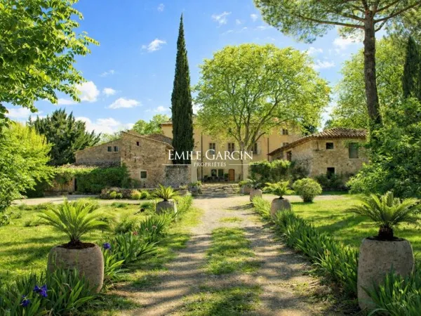 Bastide à louer sur un grand domaine dans le Luberon sud