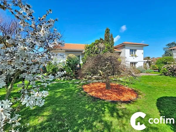 Proche Pau - Maison familiale de 220 m² avec piscine et dépend