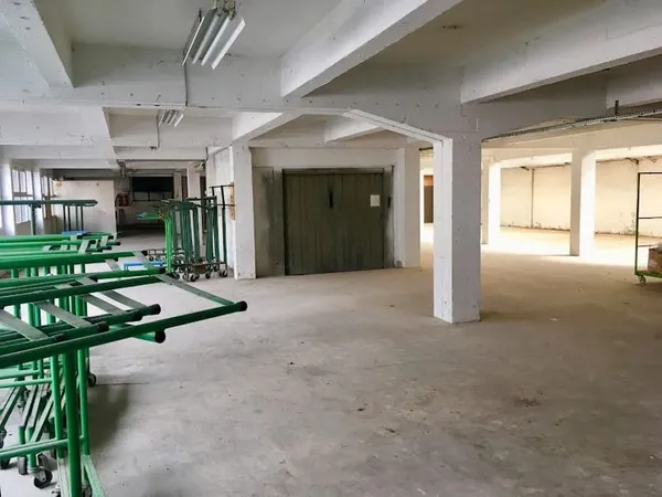 Local 615 m²