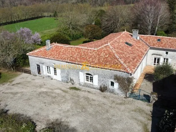 Voulgézac : Ferme restaurée de 418 m²