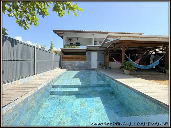 A VENDRE A KOUROU (97310) UNE MAGNIFIQUE VILLA T7 DE 246 m² - AVEC 2 APPARTEMENTS T2 - TERRAIN DE 34