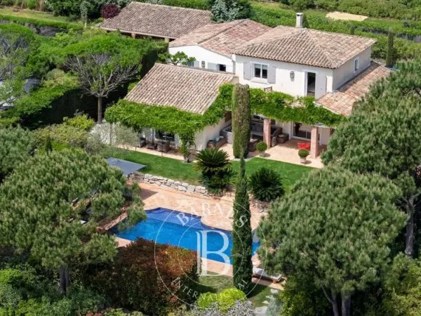 GOLFE DE SAINT TROPEZ - GRIMAUD - VILLA PROCHE DU VILLAGE - CALM