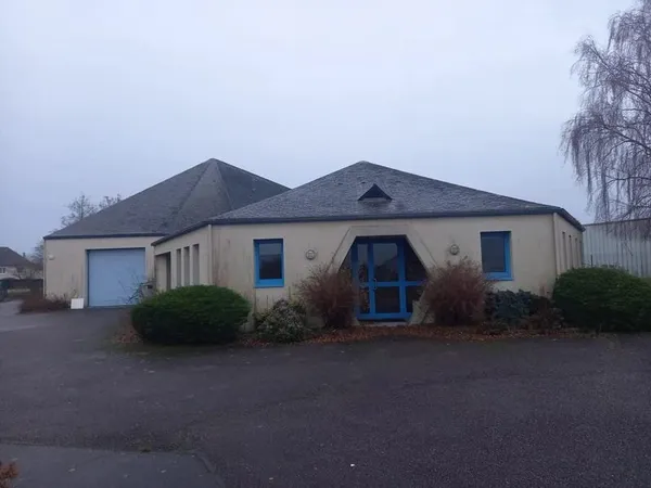 LOUVERNE LOCAL INDUSTRIEL RECENT COIMPOSE DE BUREAUX ET ATELIERS