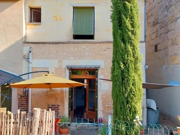 Maison en tuffeau dans cité de caractère