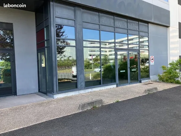 Local commercial 240 m²